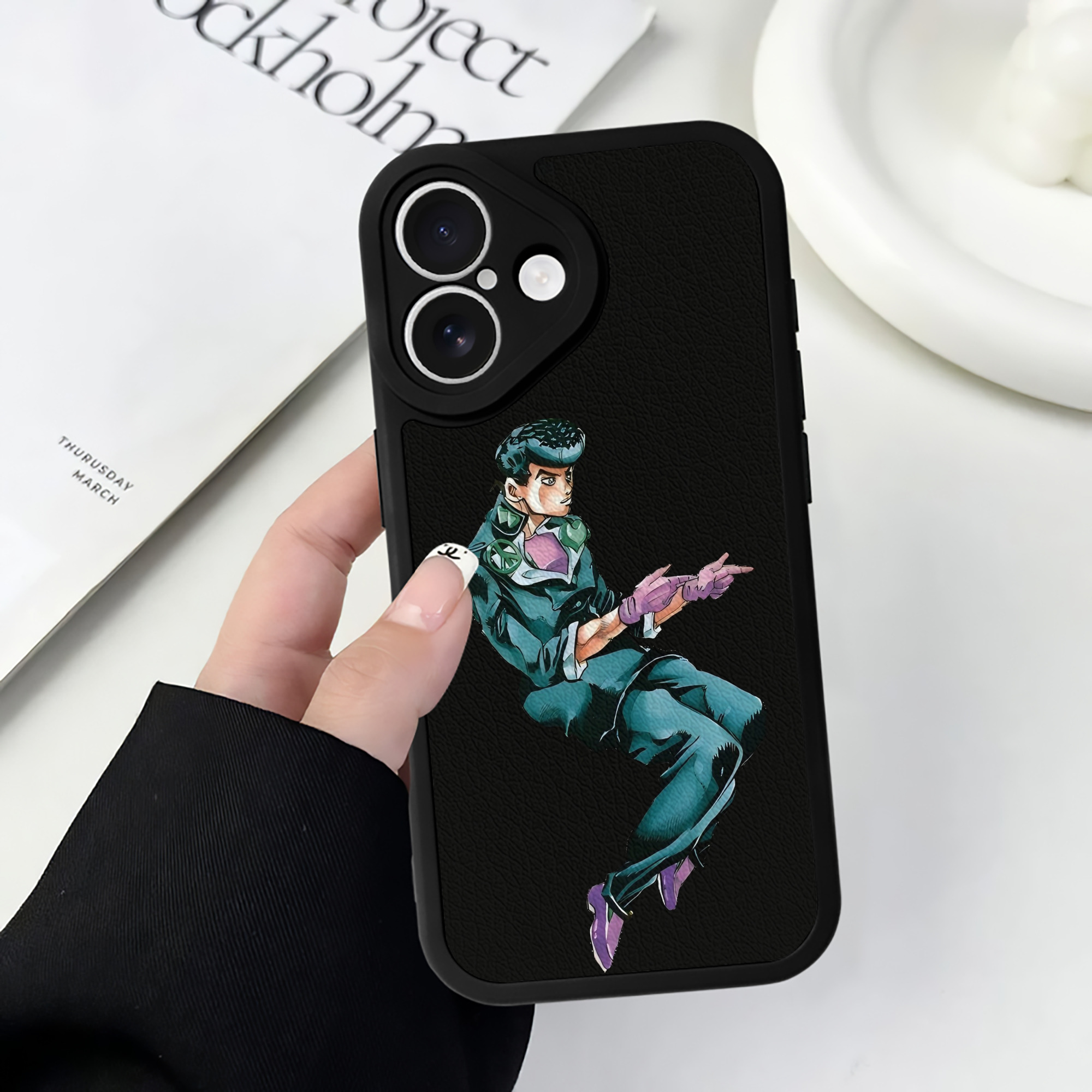 （画像用） ジョジョの奇妙な冒険 ひがしかた じょうすけ JoJo's Bizarre Adventure Higashikata Josuke 【iPhone 16シリーズ対応】シリコンスマホケース（レザー調） 材質：シリコン